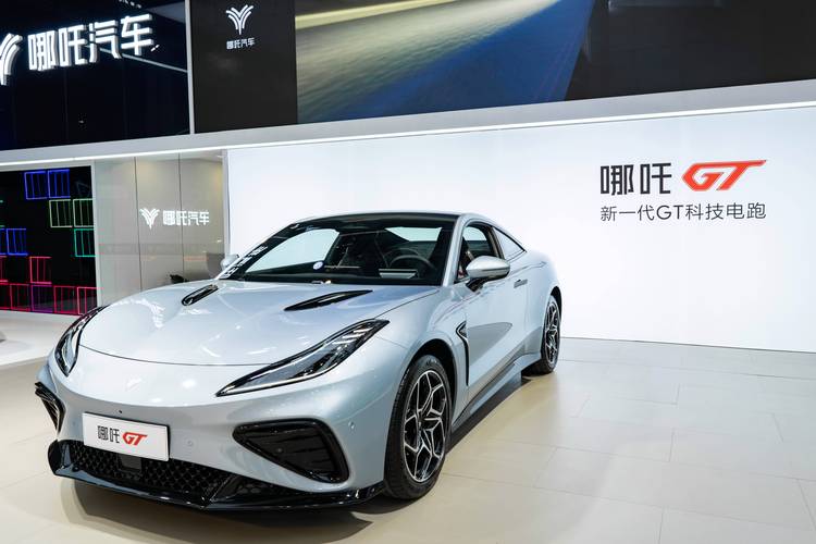 成都198哪吒汽车在智能汽车领域的表现，领途汽车在新能源汽车市场中的影响力